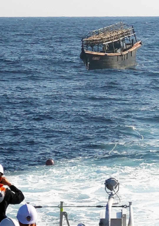 지난해 11월 해군이 동해상에서 북한 목선을 북측에 인계하고 있는 모습. 해당 목선은 16명의 동료 승선원을 살해하고 도피 중 군 당국에 나포된 북한 주민 2명이 승선했던 목선으로, 탈북 주민 2명은 북한으로 추방됐다.  연합뉴스